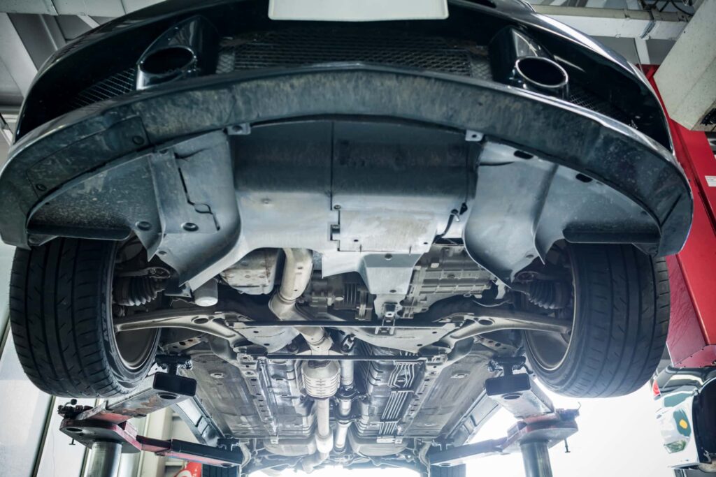 リフトアップされた車の底面