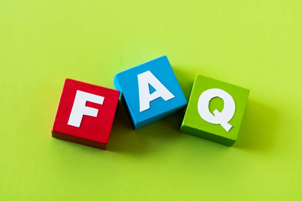 FAQと書かれたカラフルなブロック