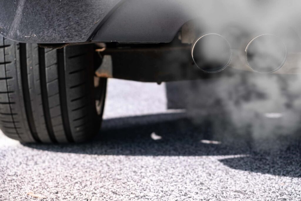 車のマフラーから出る排気ガス