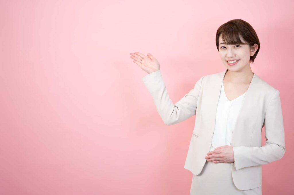 笑顔で案内するビジネスウーマン