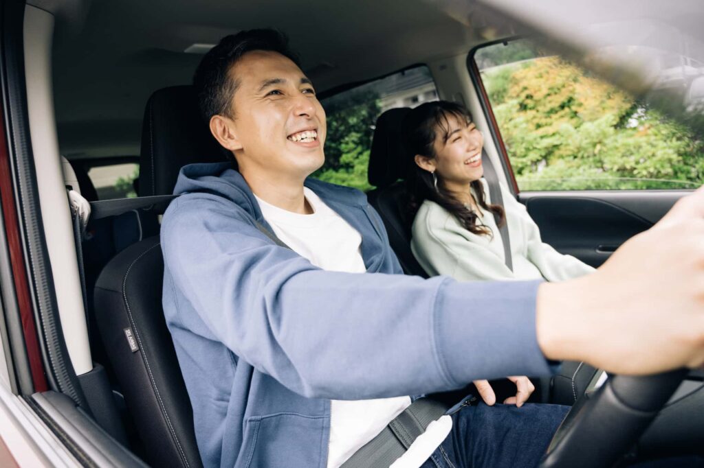 車内で笑顔の男女