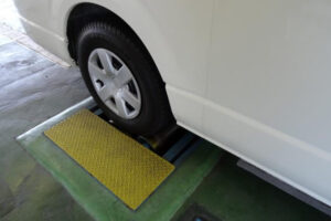 予備検査中の車