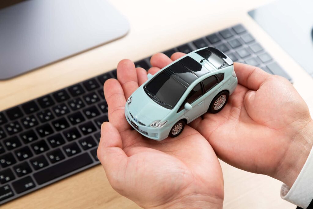 手のひらに乗せたミニカー