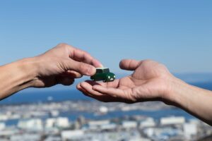 手のひらに乗せたミニカー