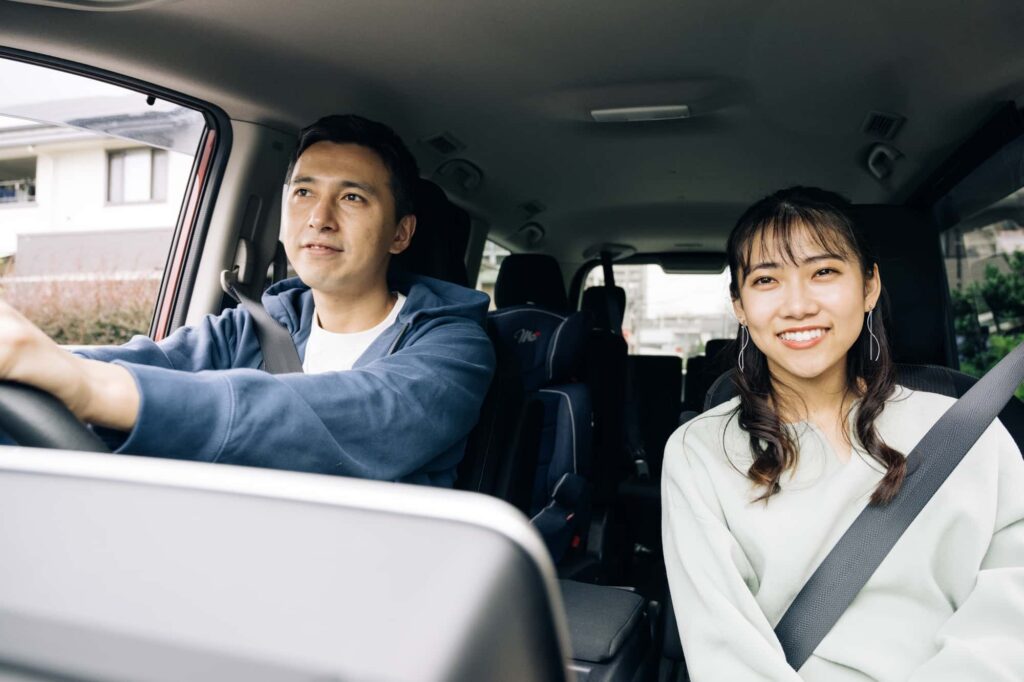 笑顔でドライブするカップル