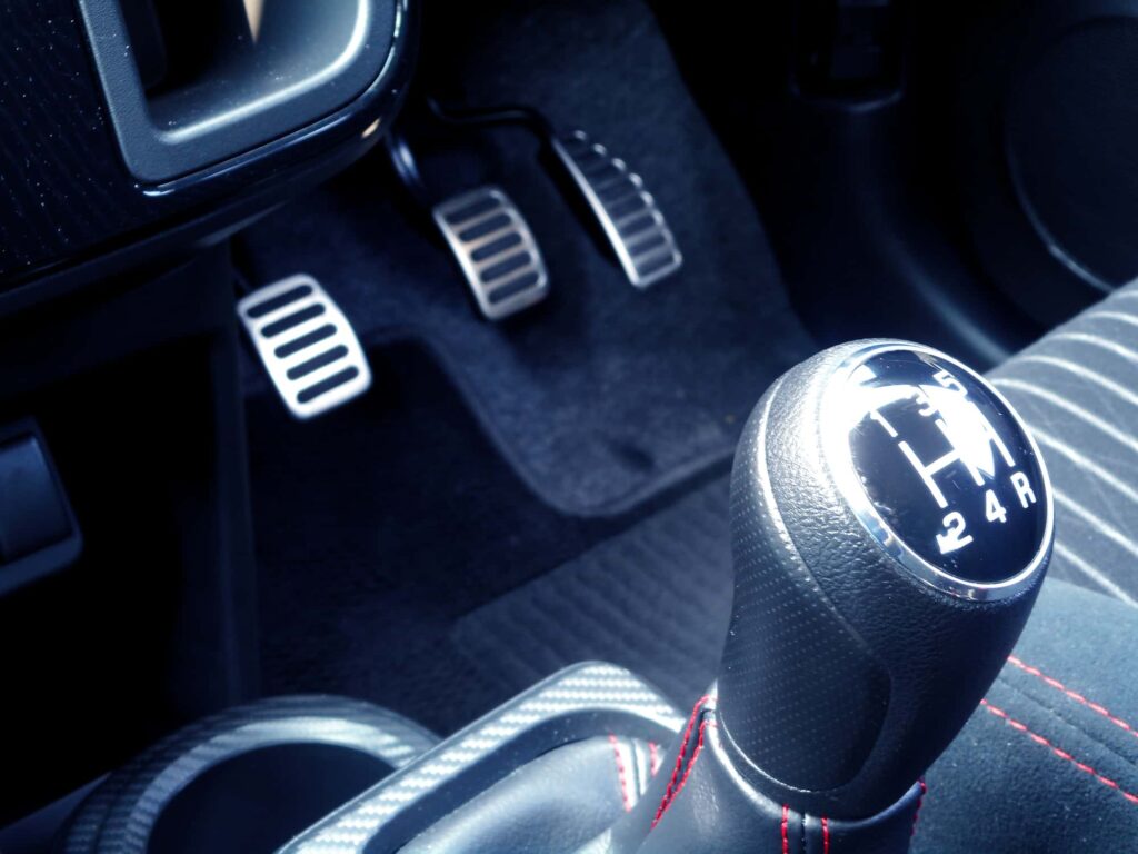 マニュアル車のシフトレバーとペダル