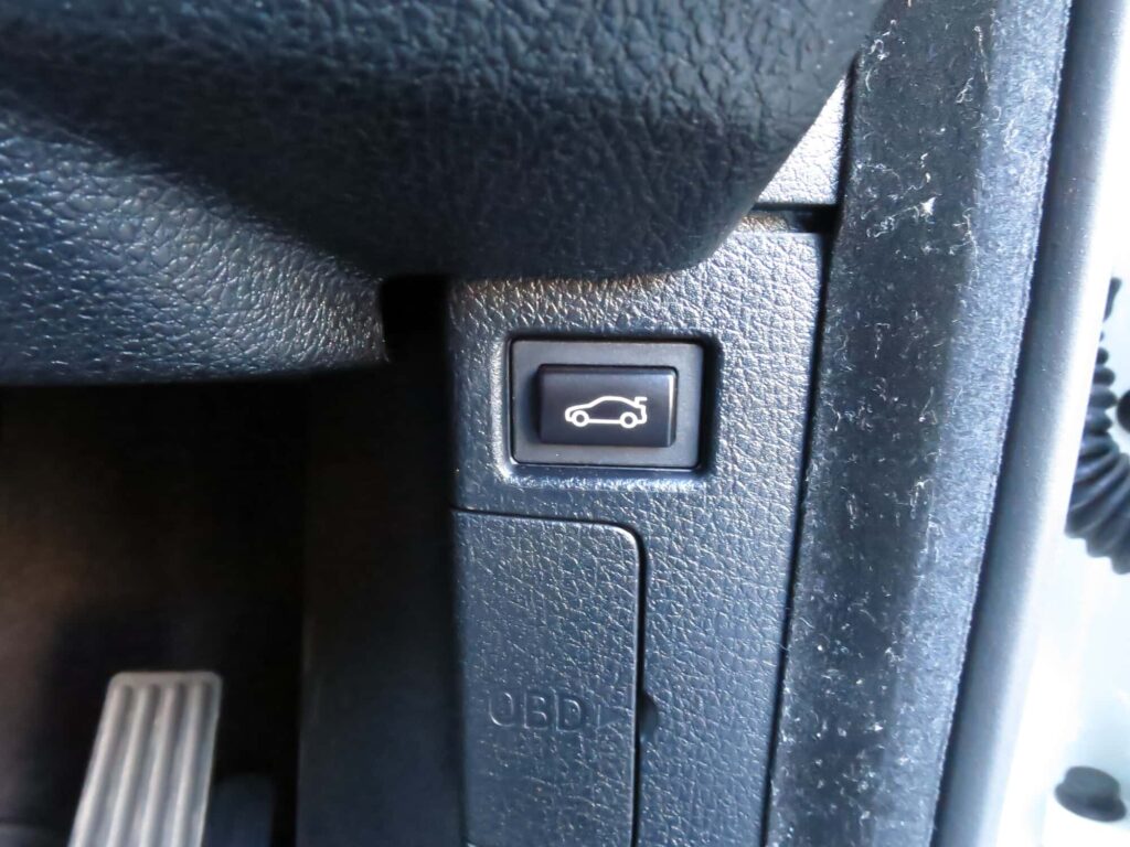 車のトランク開閉ボタン