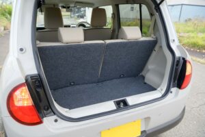 車のトランクが開いている状態