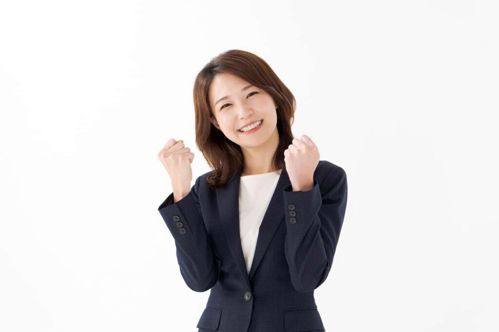 ガッツポーズで喜ぶビジネスウーマン