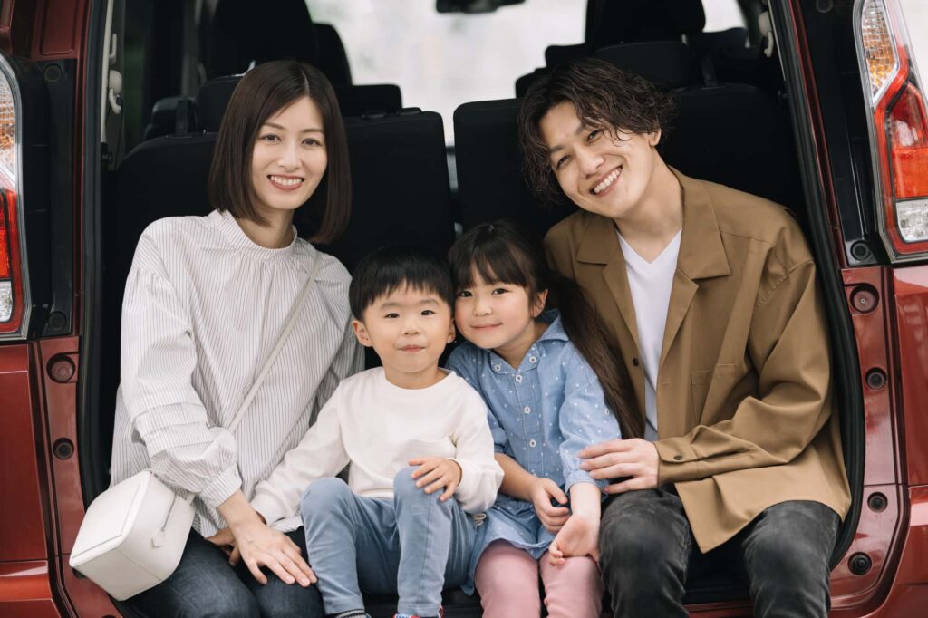 車のトランクに座る家族