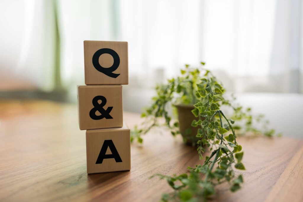 Q&Aの木製ブロックと観葉植物