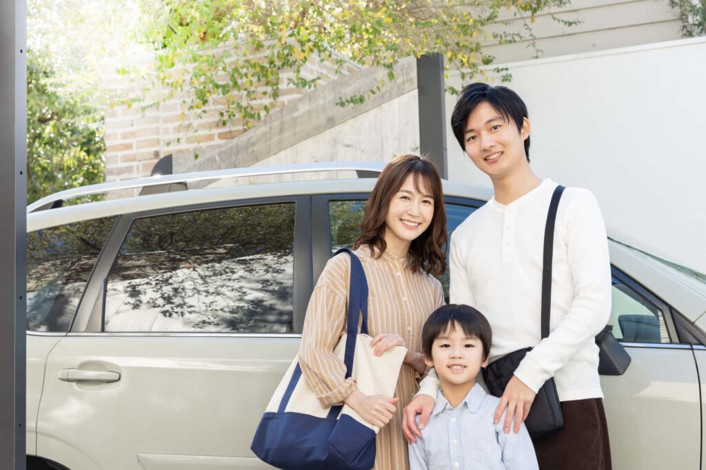 車と家族3人