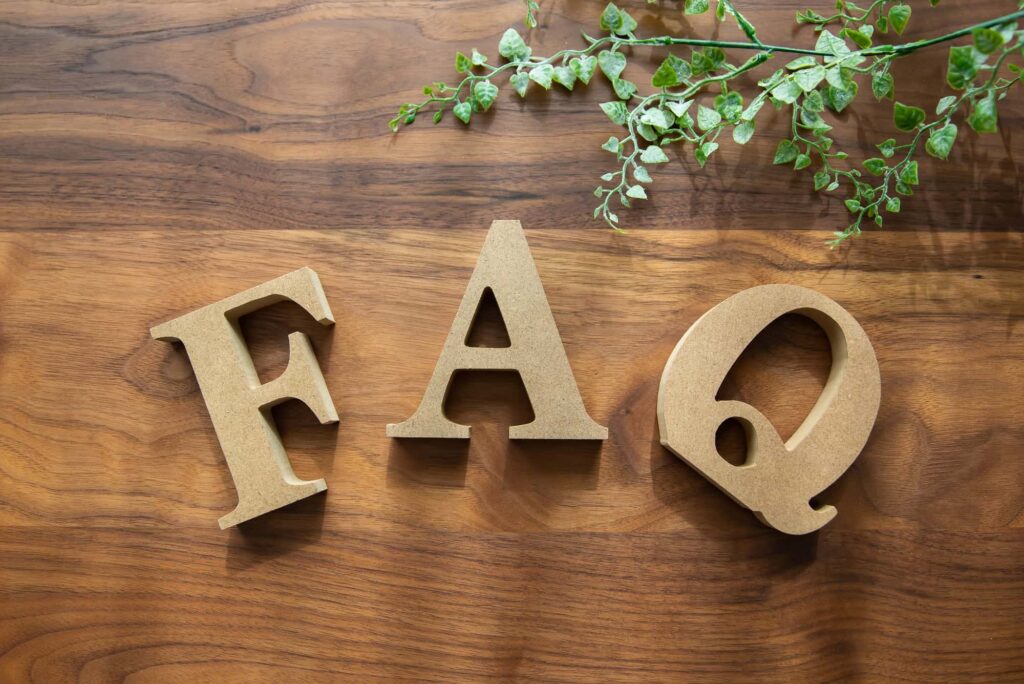 木製のアルファベットで書かれたFAQの文字