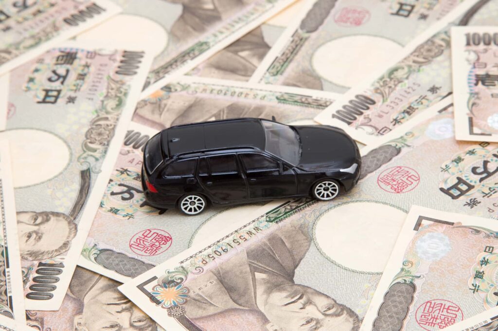 ミニカーと日本円の紙幣