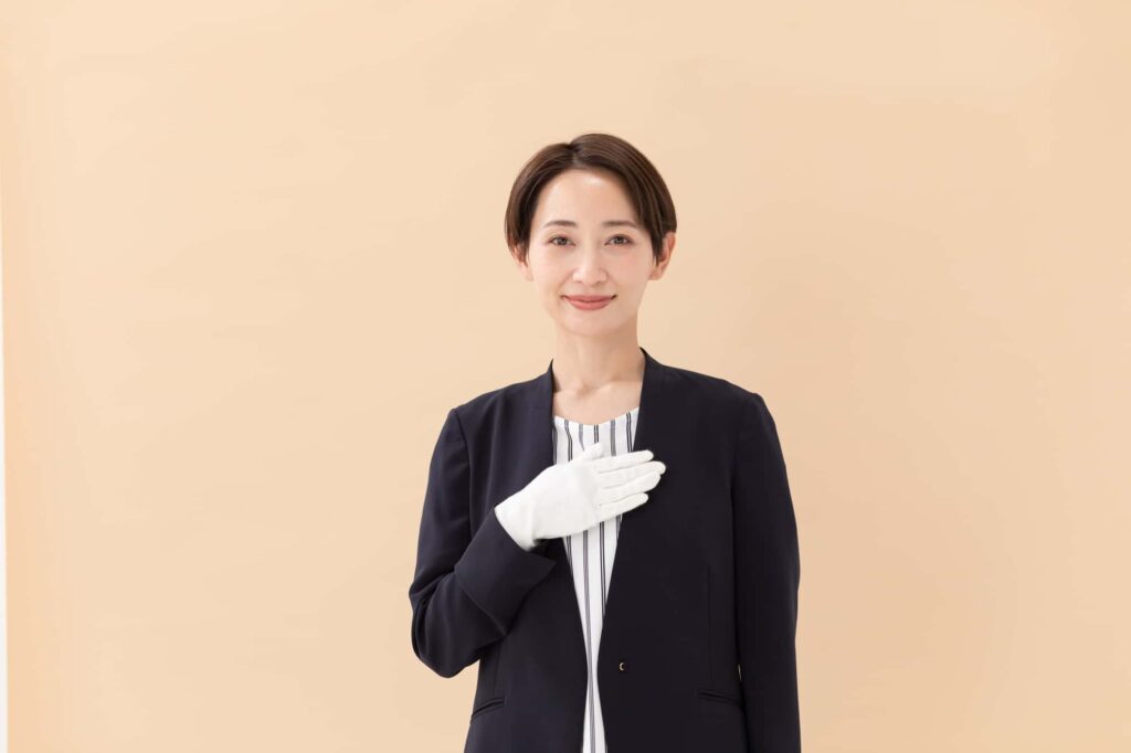 胸に手を当てる女性