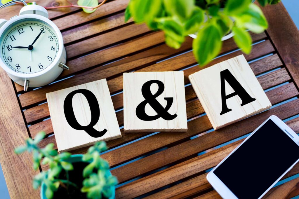 Q&Aのブロックと時計、スマホ