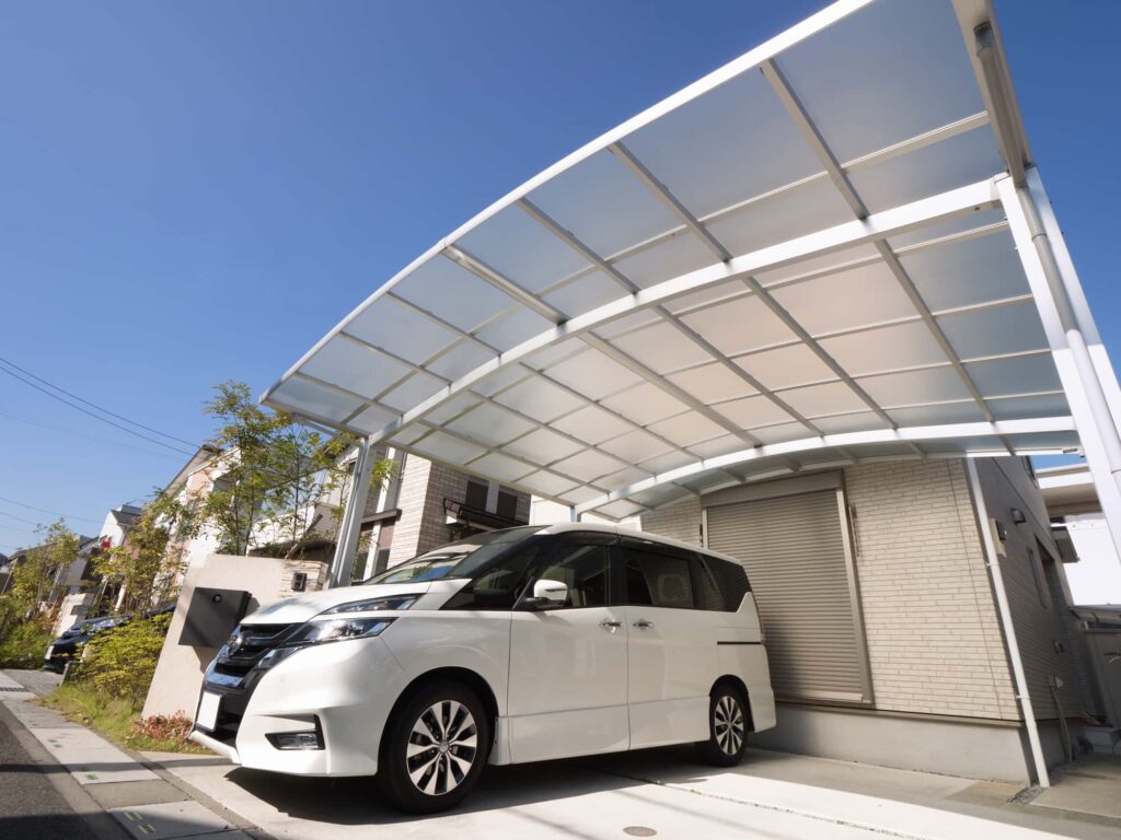自宅のカーポートに停まる車