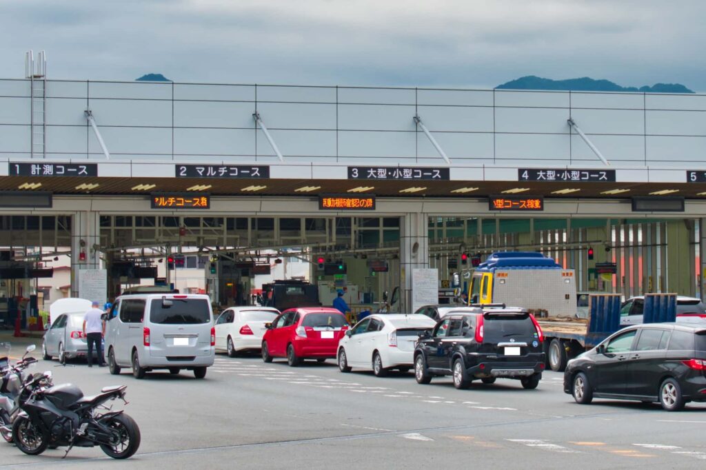 自動車検査場の検査ラインに並ぶ車