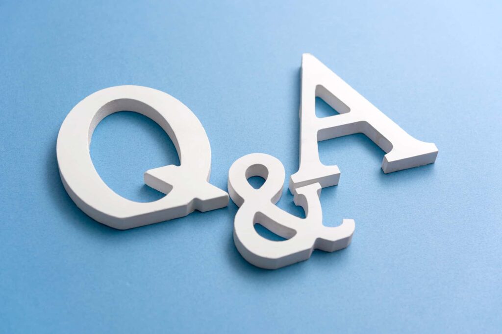 Q&Aの白い立体文字