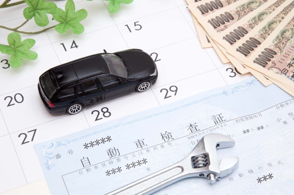 車検書類とミニカー、カレンダー